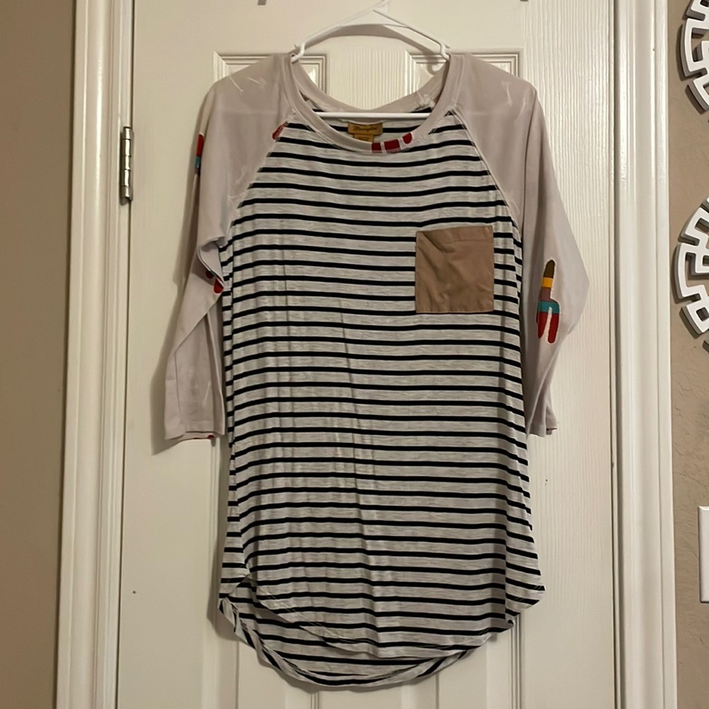 Cute top, worn a few times. Brand Wrangler, size Medium 4-6.